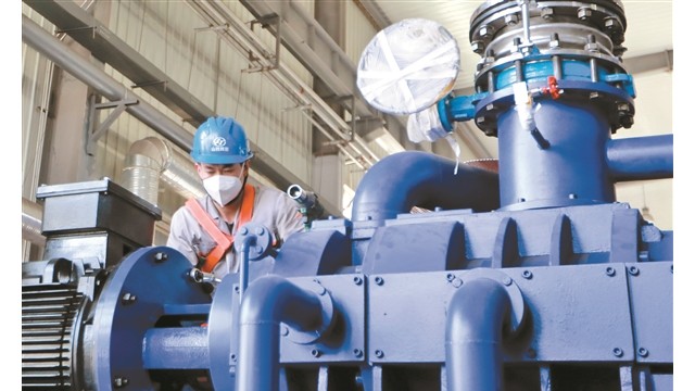 山西辉能科技环保生产研发基地内工人有序忙碌