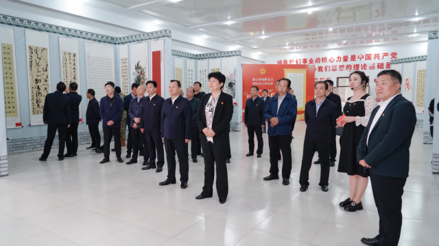 绛县举行国庆职工书画摄影展  解芳、李晓军等参观展览